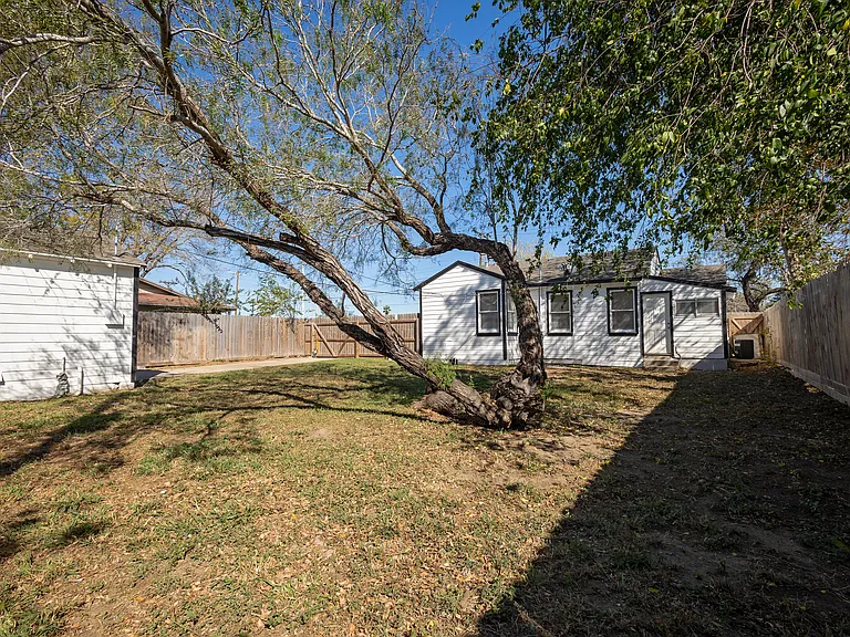 4505 Up River Rd — Photo 17