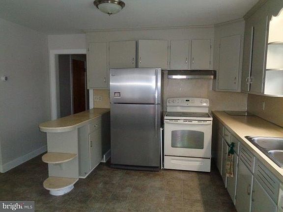 5th image of 7489 Lincoln Way E