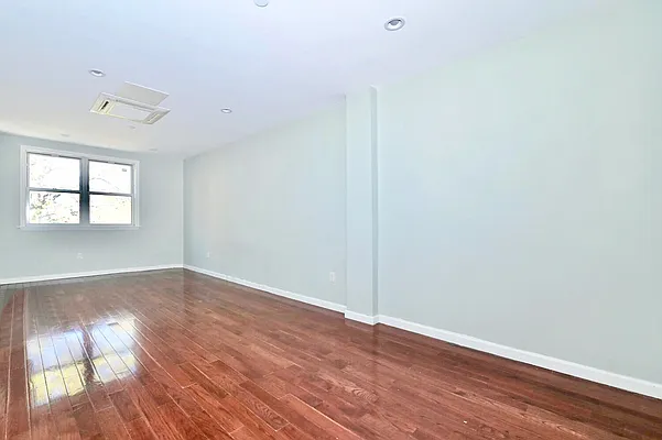 Sold by Amorelli Realty | media 28