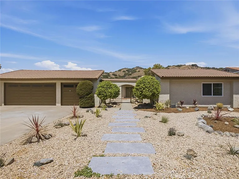 225 Armstrong Dr — Photo 2