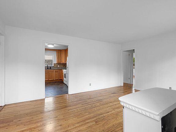 4th image of 135 Barbara Ave