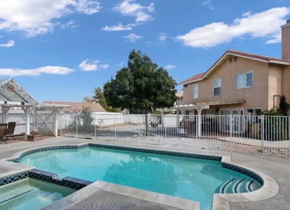 4 bed, 1894 sqft, $3,200 — Photo 2