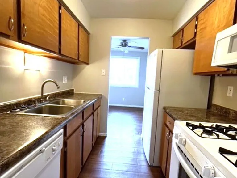 918 Heritage Ct #102 — Photo 4