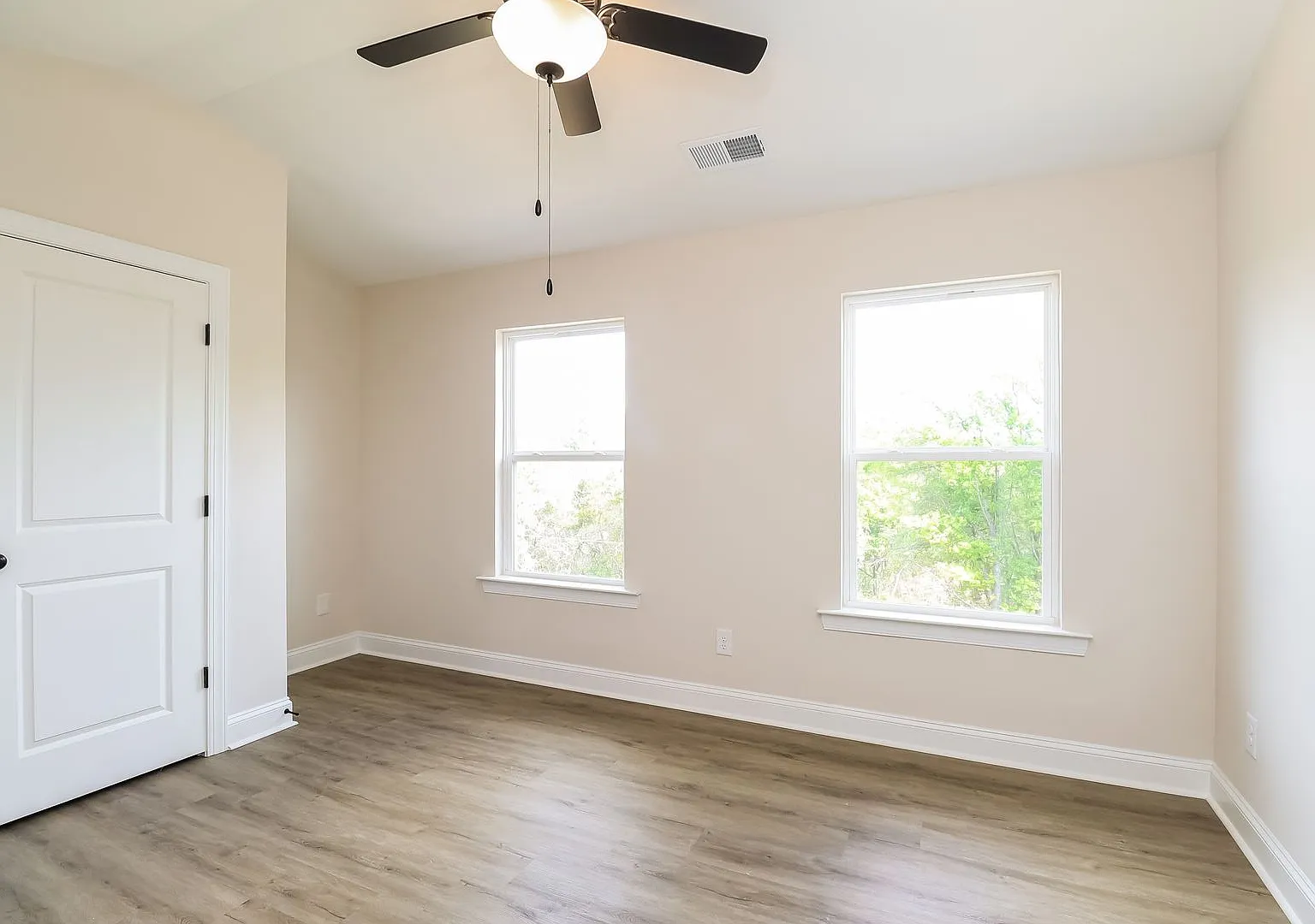 3-Bedroom, 3.5 Bath Townhome for Rent in Charlotte, NC | Attached Garage & Modern Kitchen — Photo 3