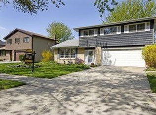 1618 N Burning Bush Ln, Mount Prospect, IL 60056