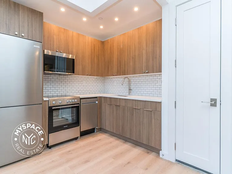 77 Hudson Ave #3 — Photo 3
