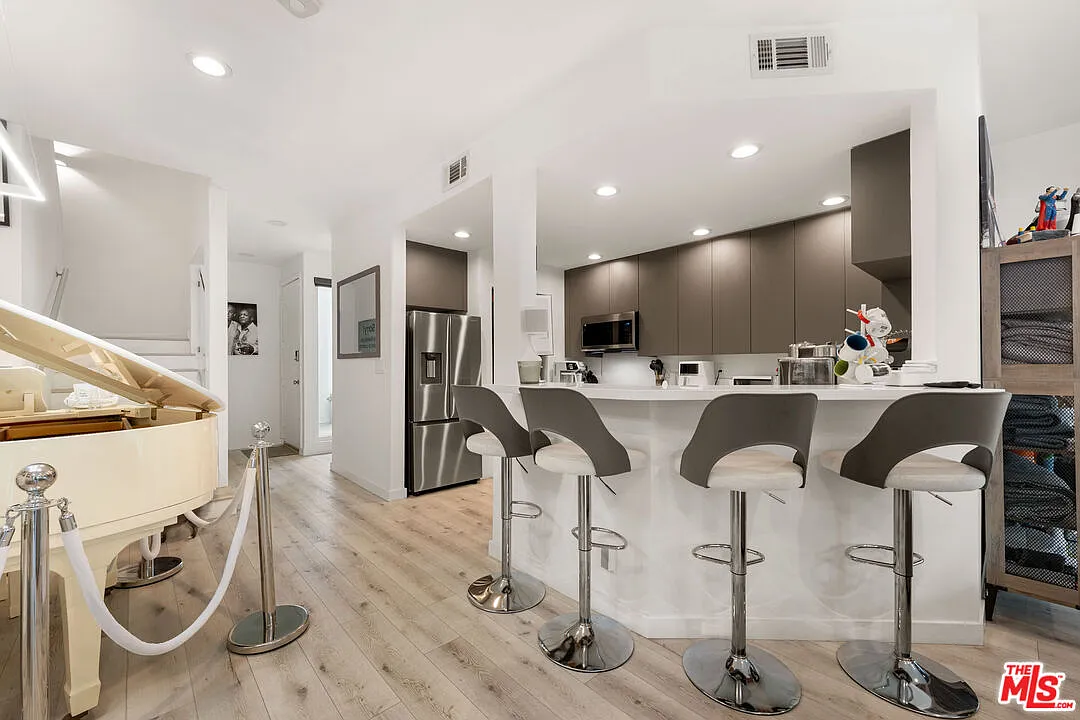 2 bed, 3.0 bath, 1500 sqft, $8,500 — Photo 2