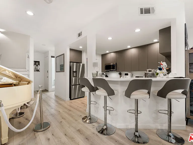 8601 W West Knoll Dr #5 — Photo 2