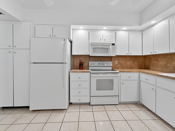 5th image of 6 Concourse Dr APT A