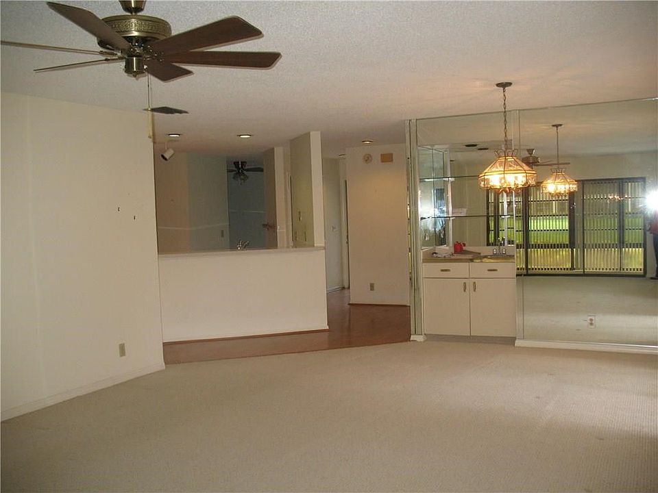 Looking from the back lanai into the living/dining room & kitchen.