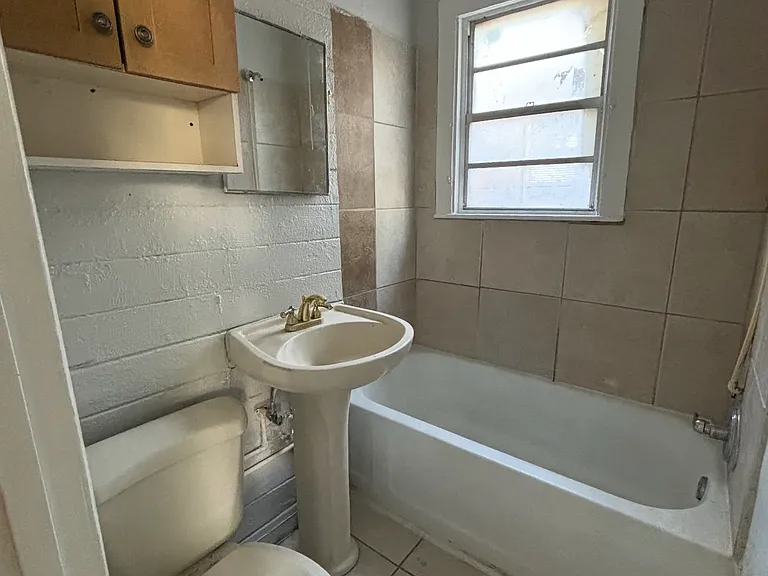 1005 W Arch St — Photo 6