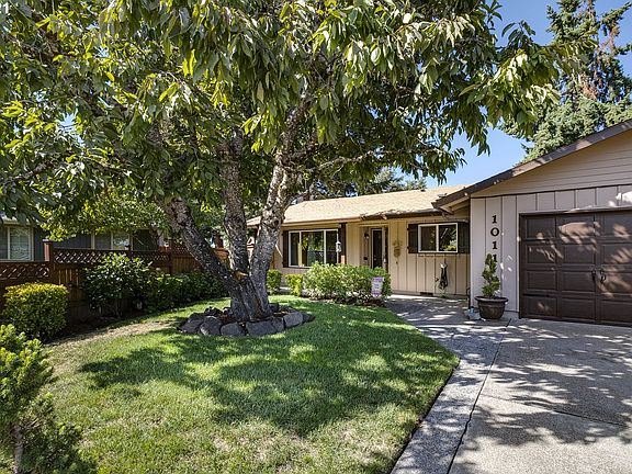 3rd image of 1011 NE 11th Ct