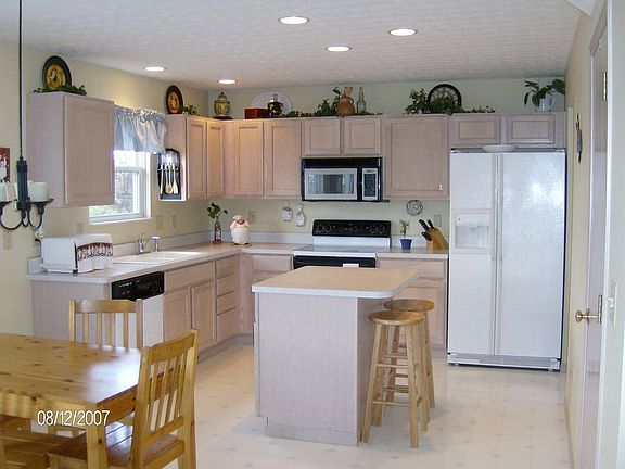 3rd image of 5812 Clover Groff Dr