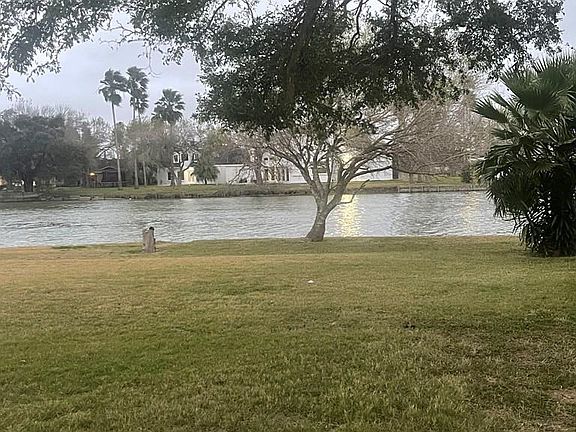 3rd image of 607 Continental Dr