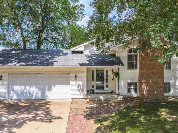 7 Autumn Ct, Bloomington, IL 61701