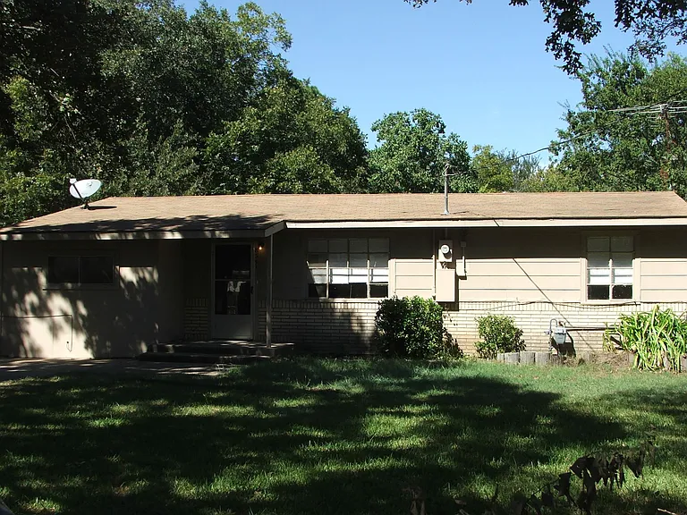 8541 Dunlap Dr — Photo 1