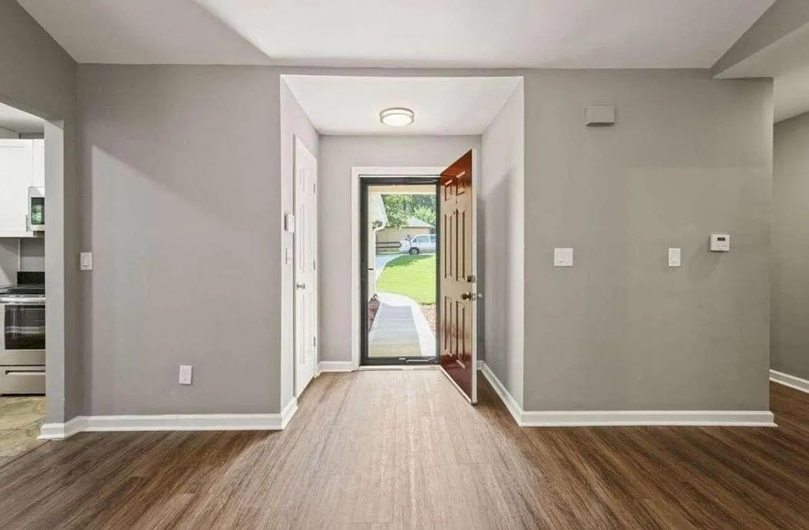 1793 Killarney Dr SW — Photo 2