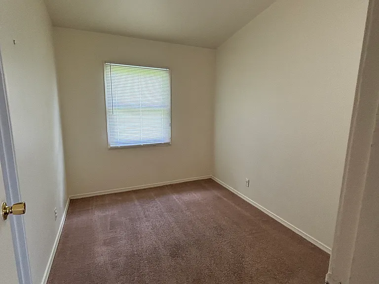 520 Fleetwood Dr — Photo 8
