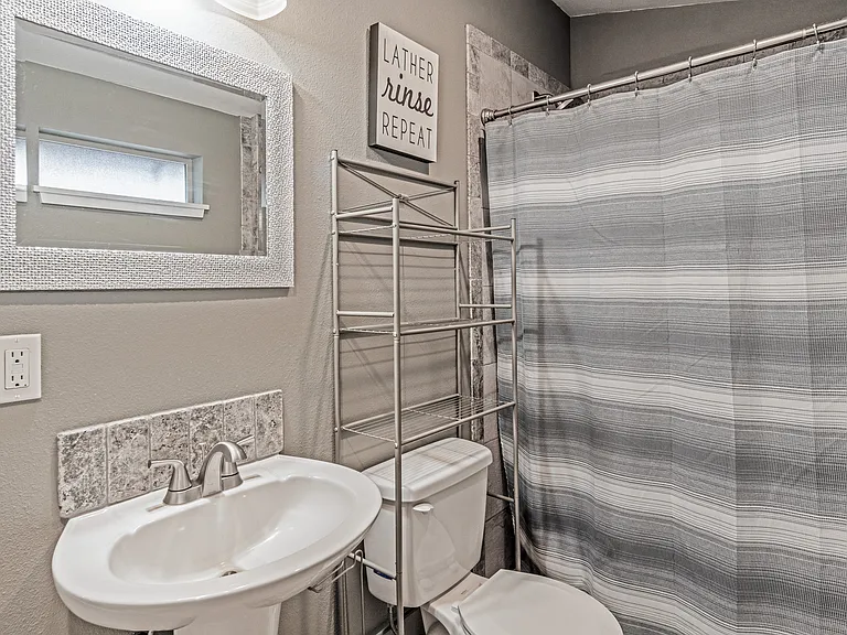 504 NW Newport Ave #B — Photo 13