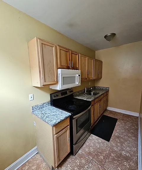 240-42 W Glenwood Ave #1 — Photo 6