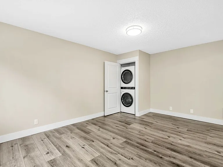 Cape Lee Apartments 2 & 3 Bedroom 1 Bathroom units — Photo 12