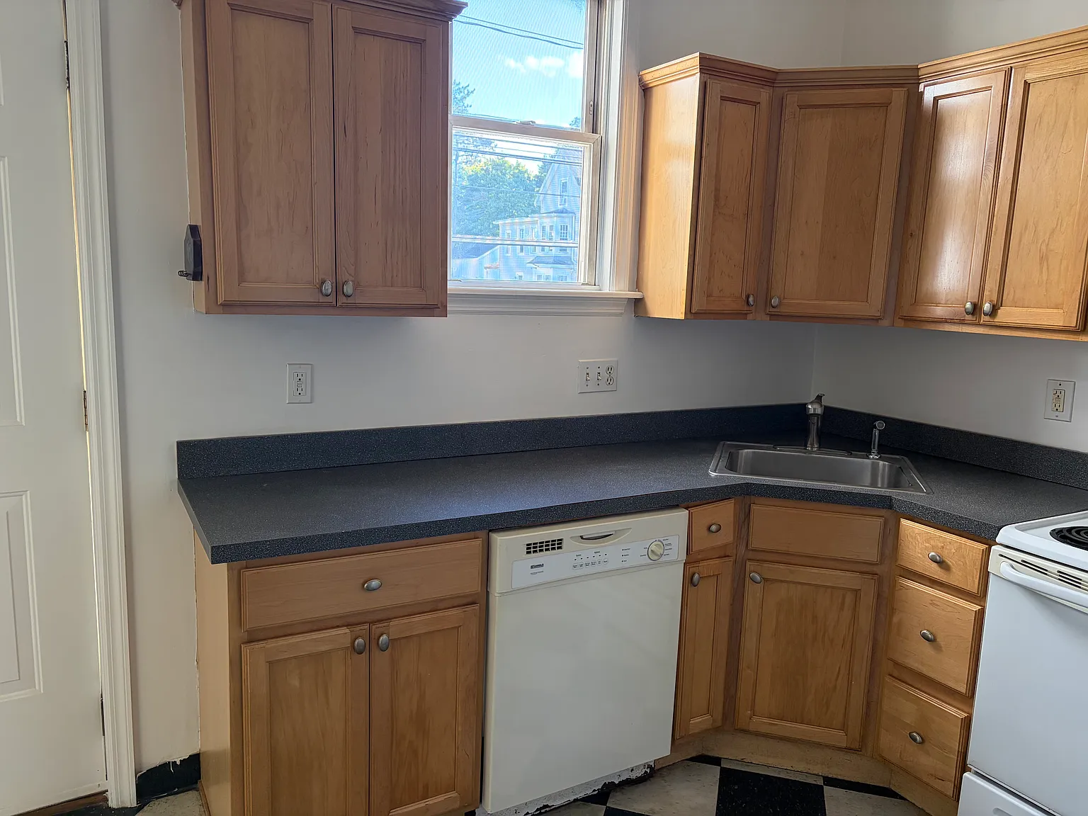 2 bed, 800 sqft, $2,100 — Photo 2