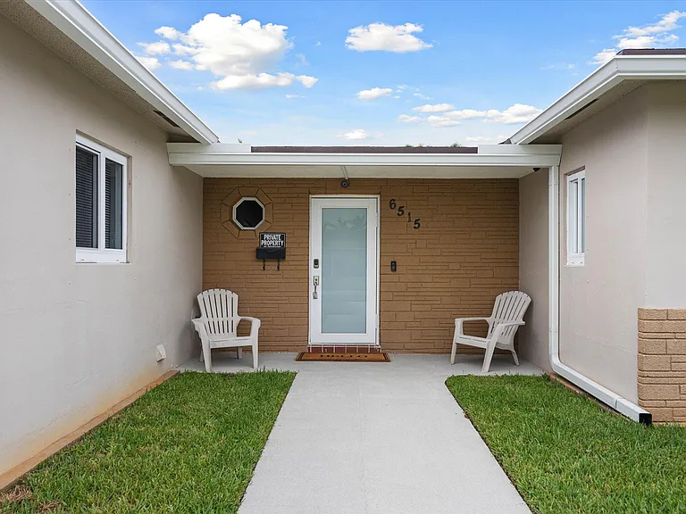 6515 SW 8th Pl — Photo 3