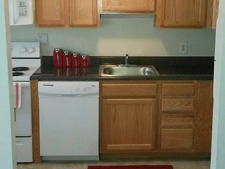Valley Green Apartments — Photo 25