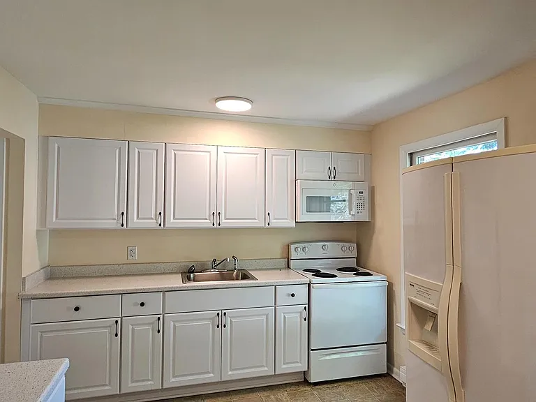 204 E Whitlock Ave — Photo 3