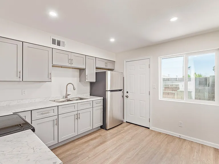 1438 E Broadway Rd — Photo 4