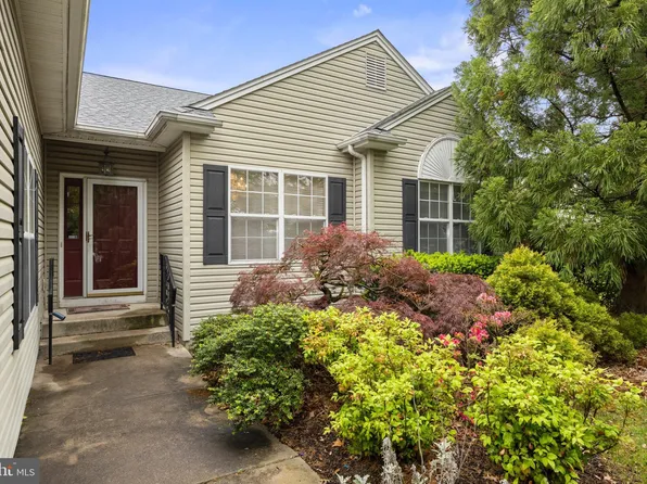 4 Tara Ln, Delran, NJ 08075