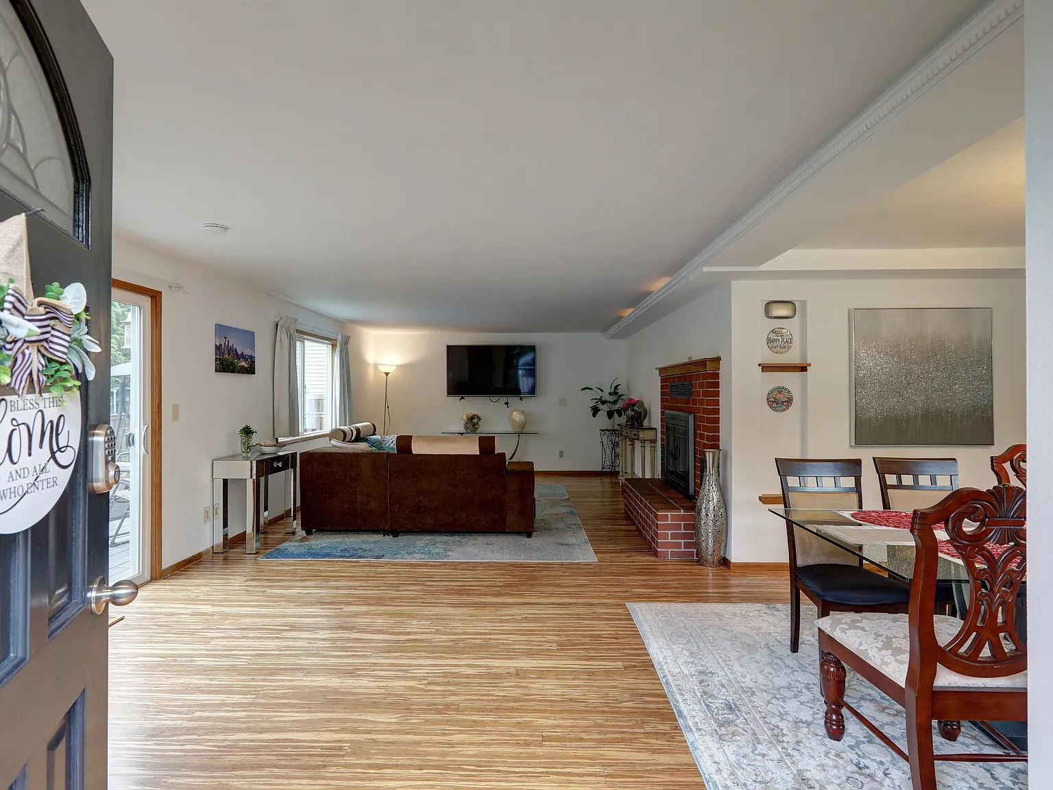 5 bed, 3070 sqft, $6,450 — Photo 2