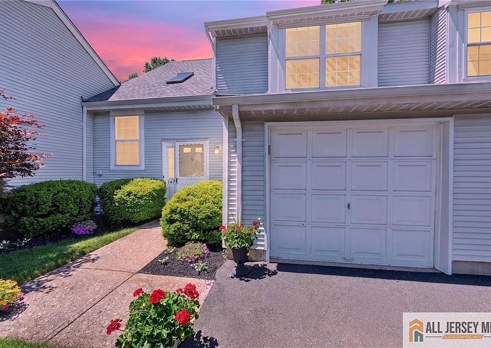 1st image of 147 Picadilly Pl