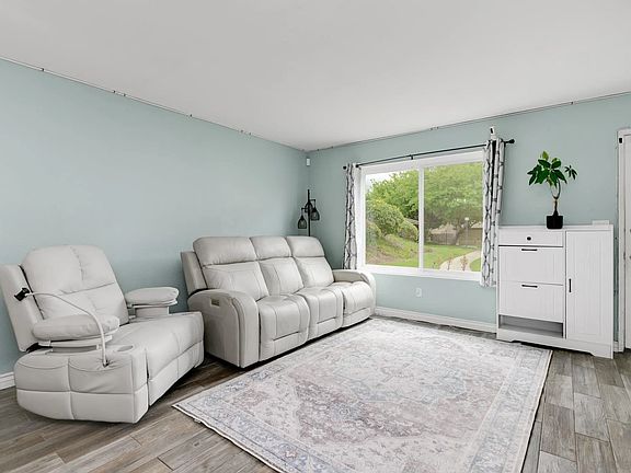 4th image of 437 Ridgeway Ct