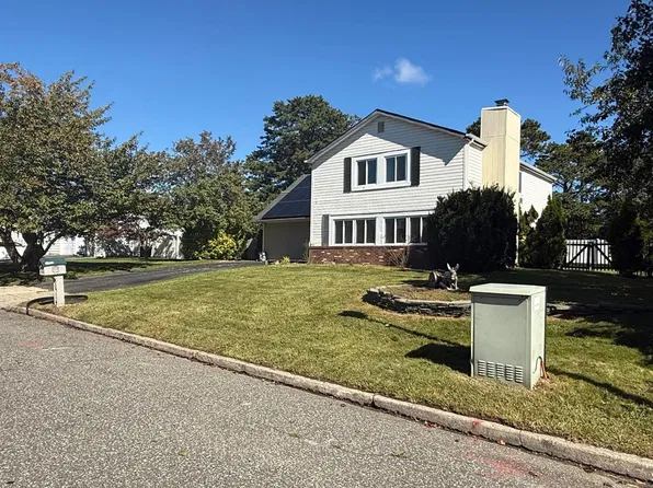 23 Ash Drive, Medford, NY 11763