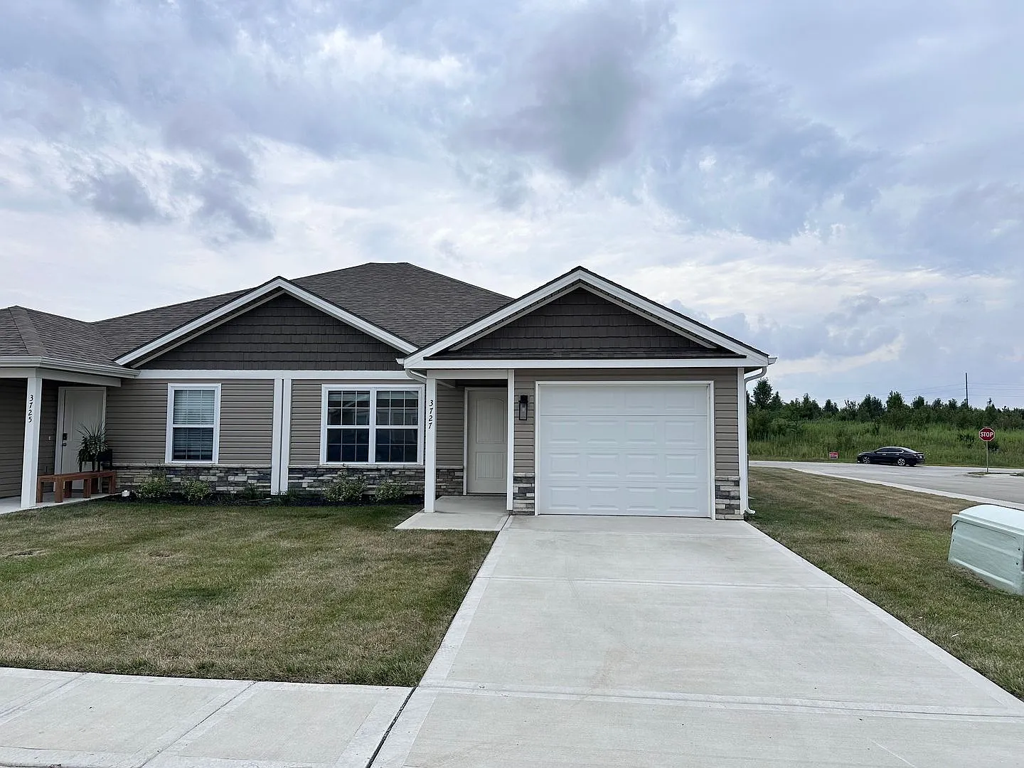 3 Bed | 2 Bath | 1 Car Garage Single Level Duplex in Kansas City w/ Move In Special (First Month ... — Photo 1