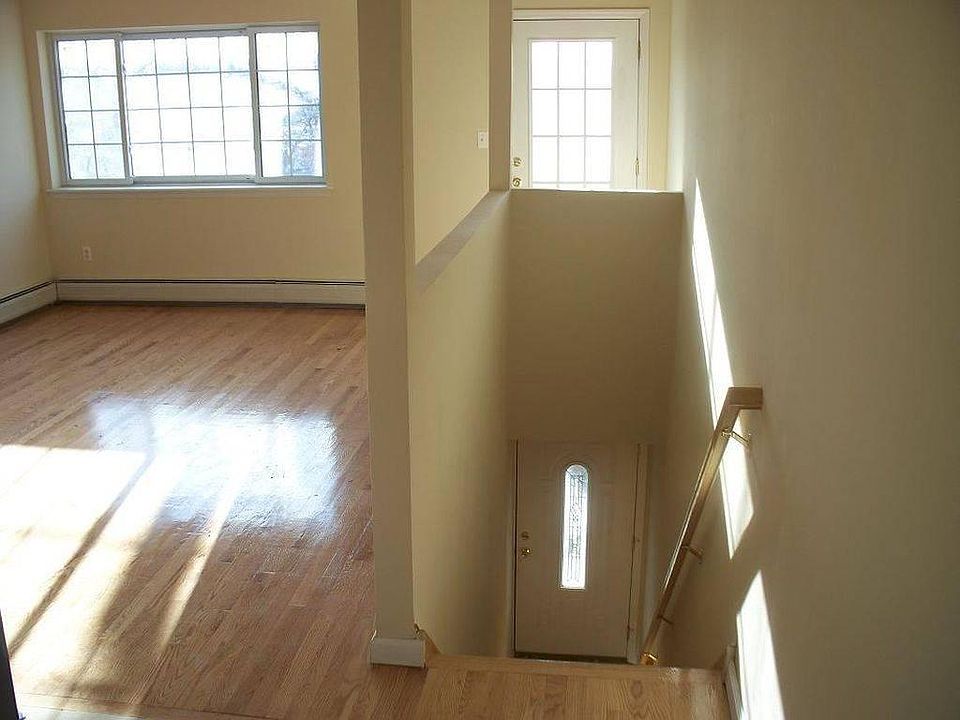 2nd image of 1330 Vreeland Ave APT 3