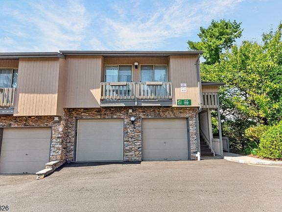 4th image of 77 Larkin Cir