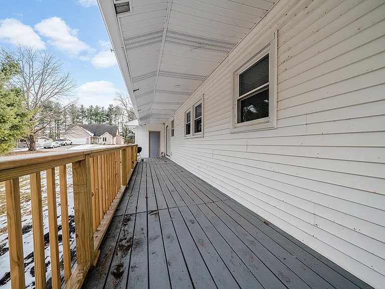 112 Liverpool Dr SE — Photo 32