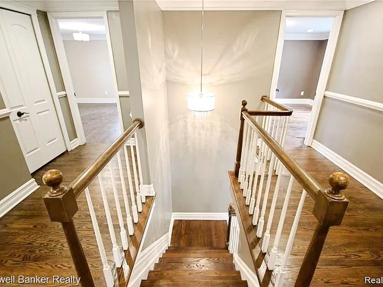 669 Mohegan St — Photo 28
