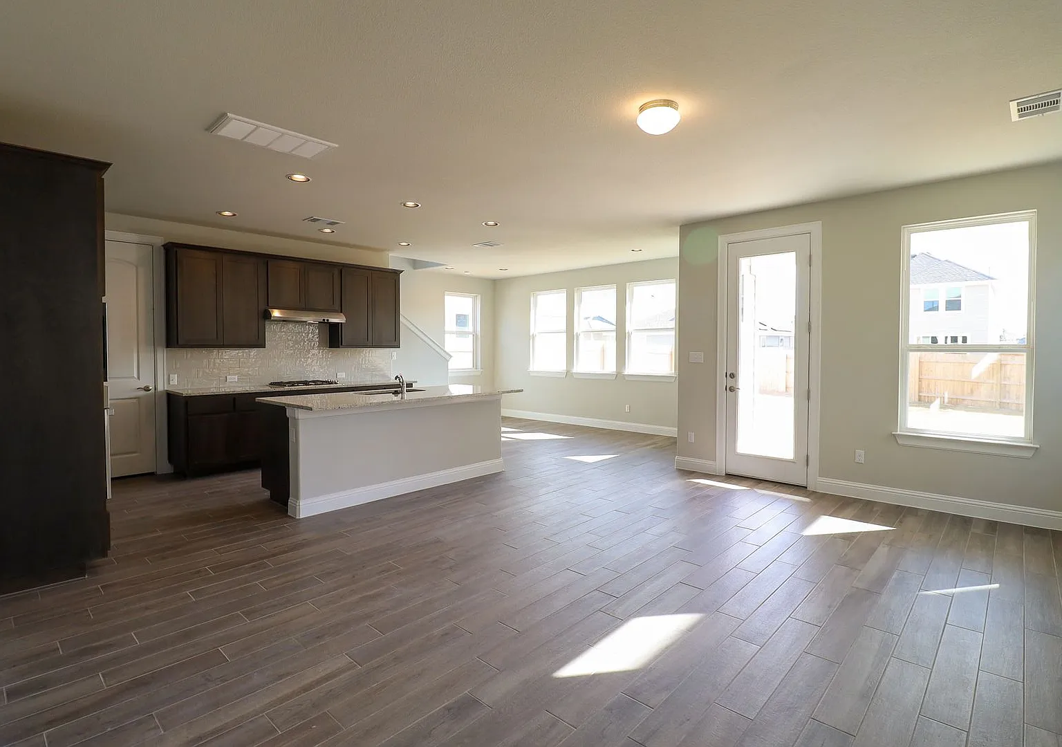 Beautiful 3-Bedroom Craftsman Home with Oversized Backyard in MorningStar — Photo 4