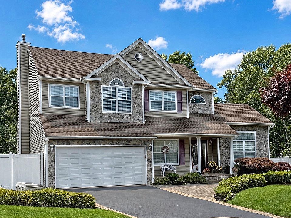 1st image of 15 Scenicview Crescent
