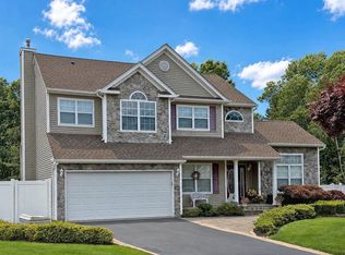 15 Scenicview Crescent, Manorville, NY 11949