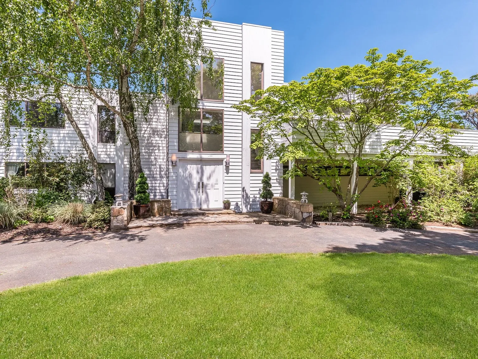 Zen- Like Crisp Contemporary Southampton — Photo 3