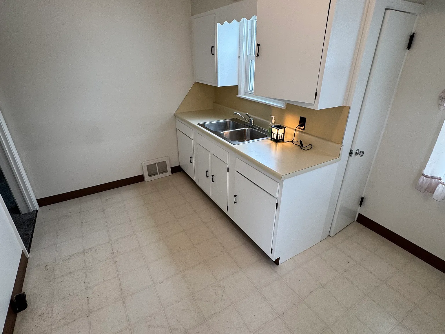 3 bed, 851 sqft, $1,200 — Photo 4