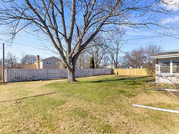 3rd image of 412 Stout Dr