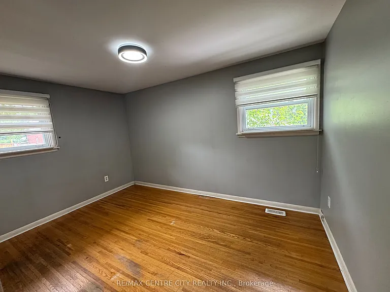 10 Tewksbury Cres — Photo 17