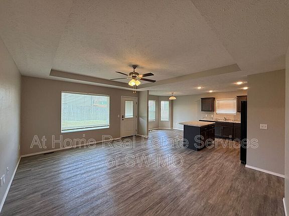 2nd image of 1160 E New Madrid St