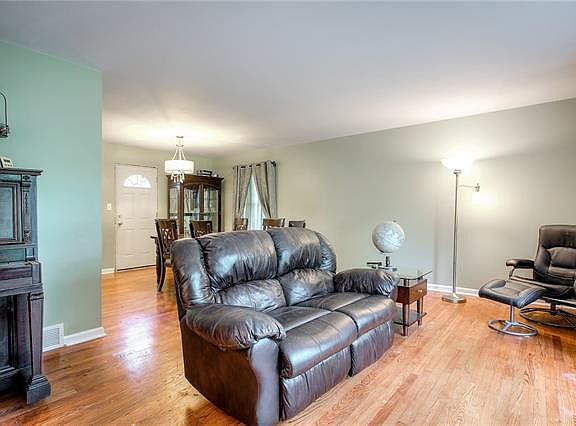 4th image of 7901 Rosewood Dr