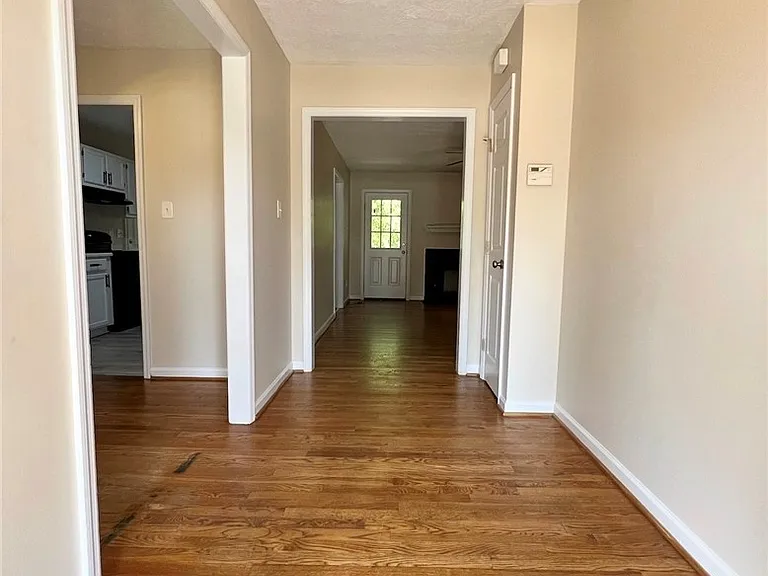 715 Ashburton Dr — Photo 3